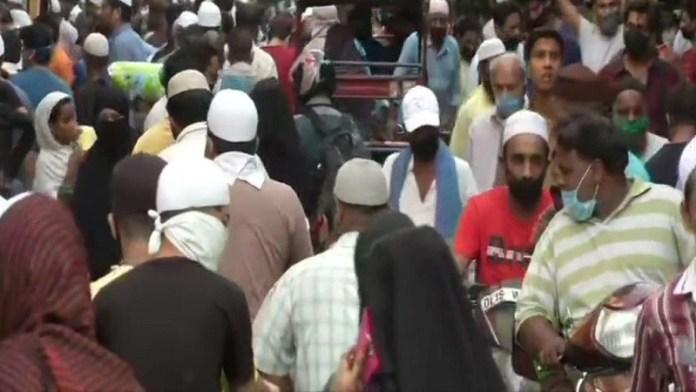 दिल्ली में सोशल डिस्टेंसिंग की उड़ी धज्जियाँ, ईद से पहले जामा मस्जिद के पास मार्केट में दिखी भारी भीड़